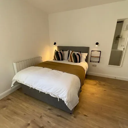 Large 9 Bedroom House Close To Nass Apartmán