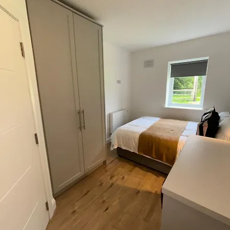 Large 9 Bedroom House Close To Nass Apartmán *