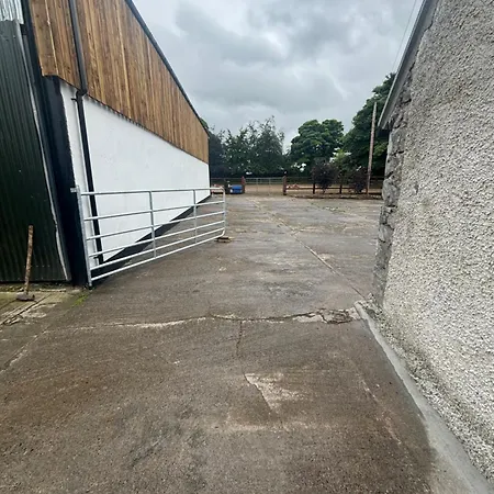 Large 9 Bedroom House Close To Nass Apartmán *